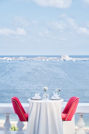 Desayuno buffet (USD 12 por persona)