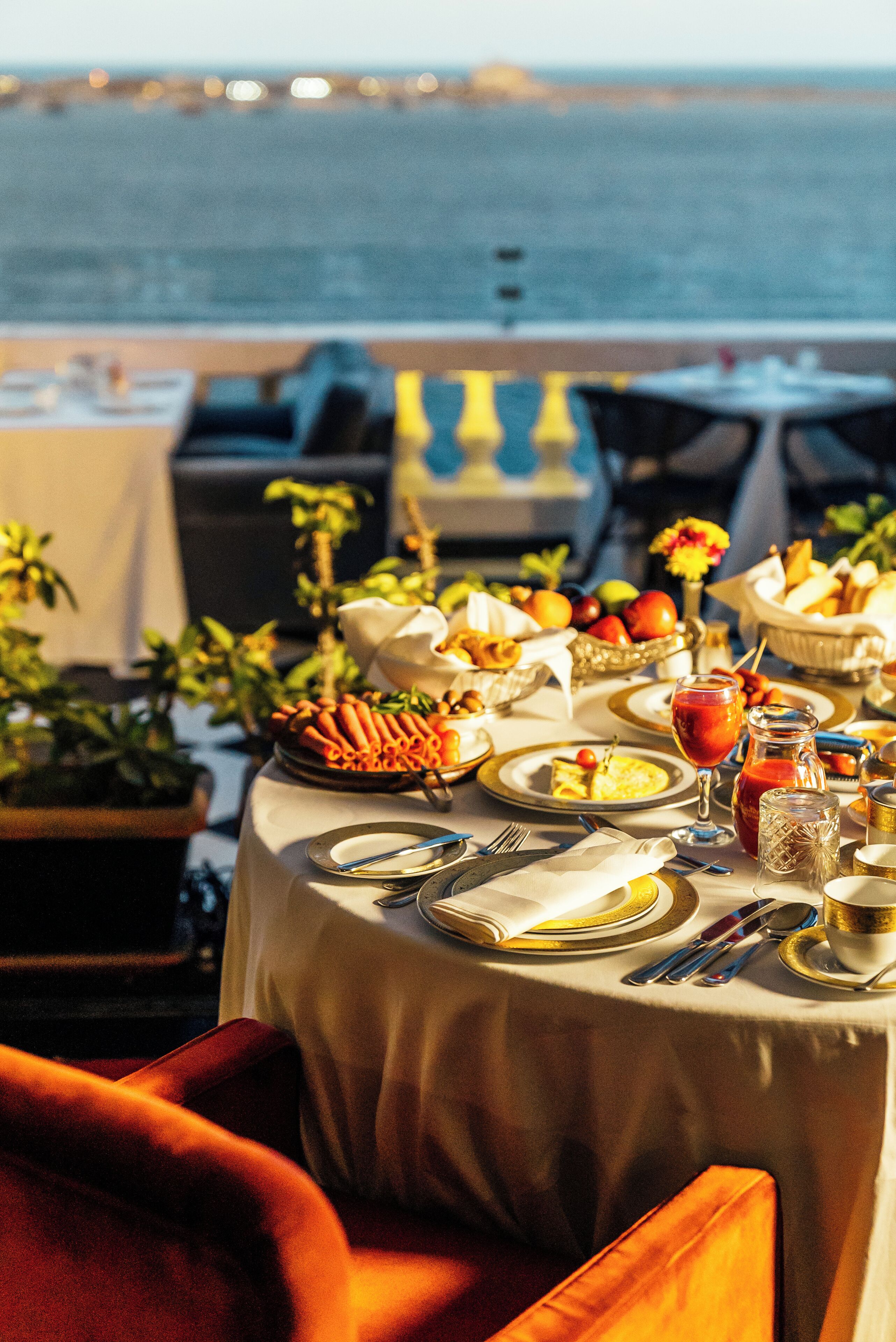 Una mesa dispuesta para una comida con vista al mar.