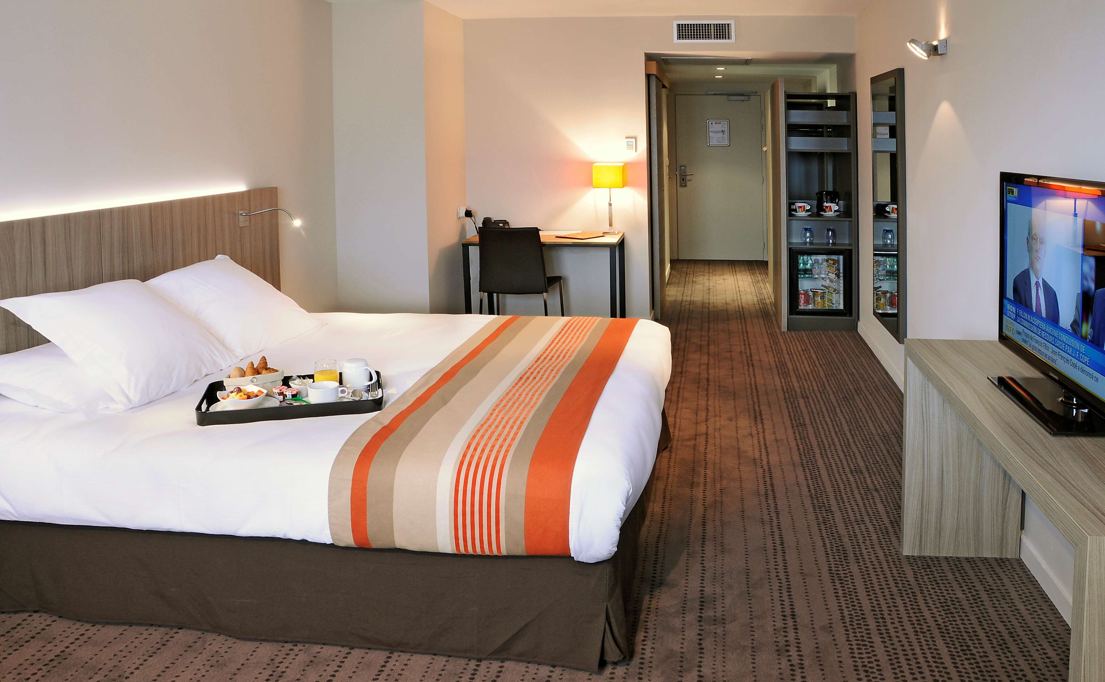 standard room, 1 double bed, non smoking | premium bedding, in-room safe, desk, laptop workspace