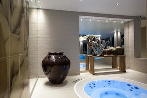 Salas de tratamiento para parejas, sauna y tina de hidromasaje