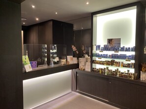 Couples treatment room(s), sauna, hot tub, steam room
