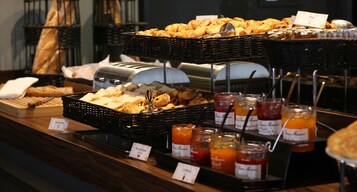 每日供应自助式早餐（每人 EUR 20）