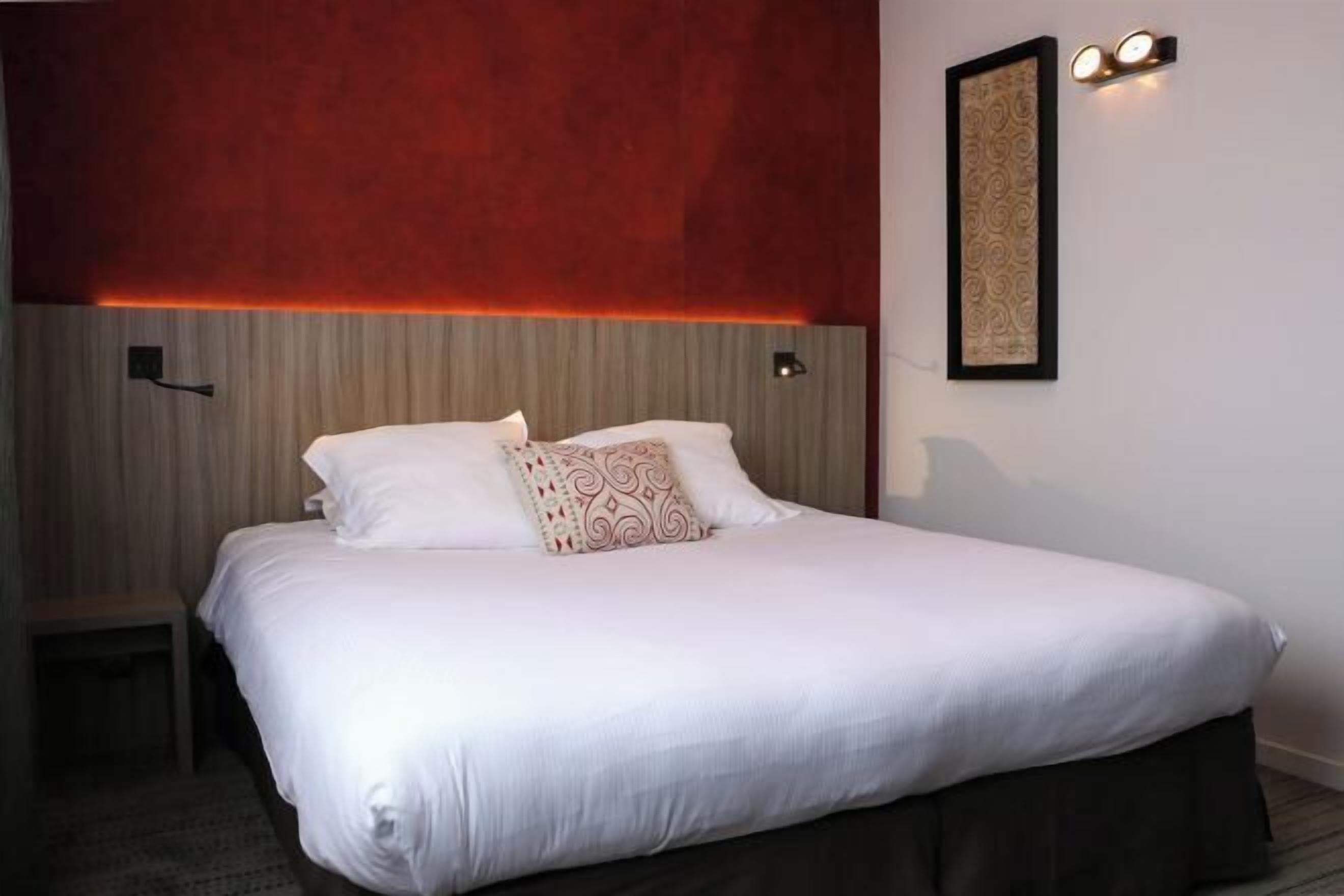 Premium bedding, in-room safe, desk, laptop workspace