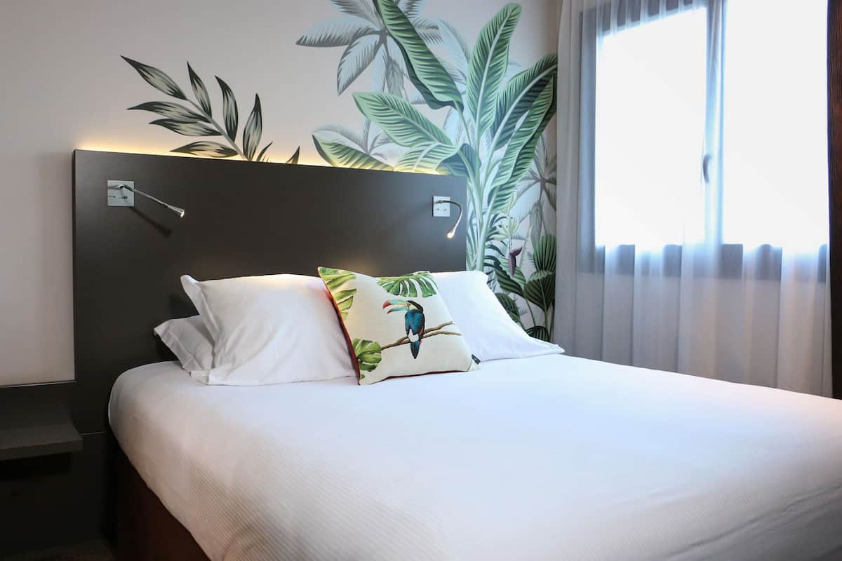 Premium bedding, in-room safe, desk, laptop workspace