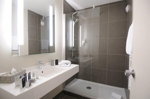 Suihku, hiustenkuivaaja, kylpytakit, tohvelit