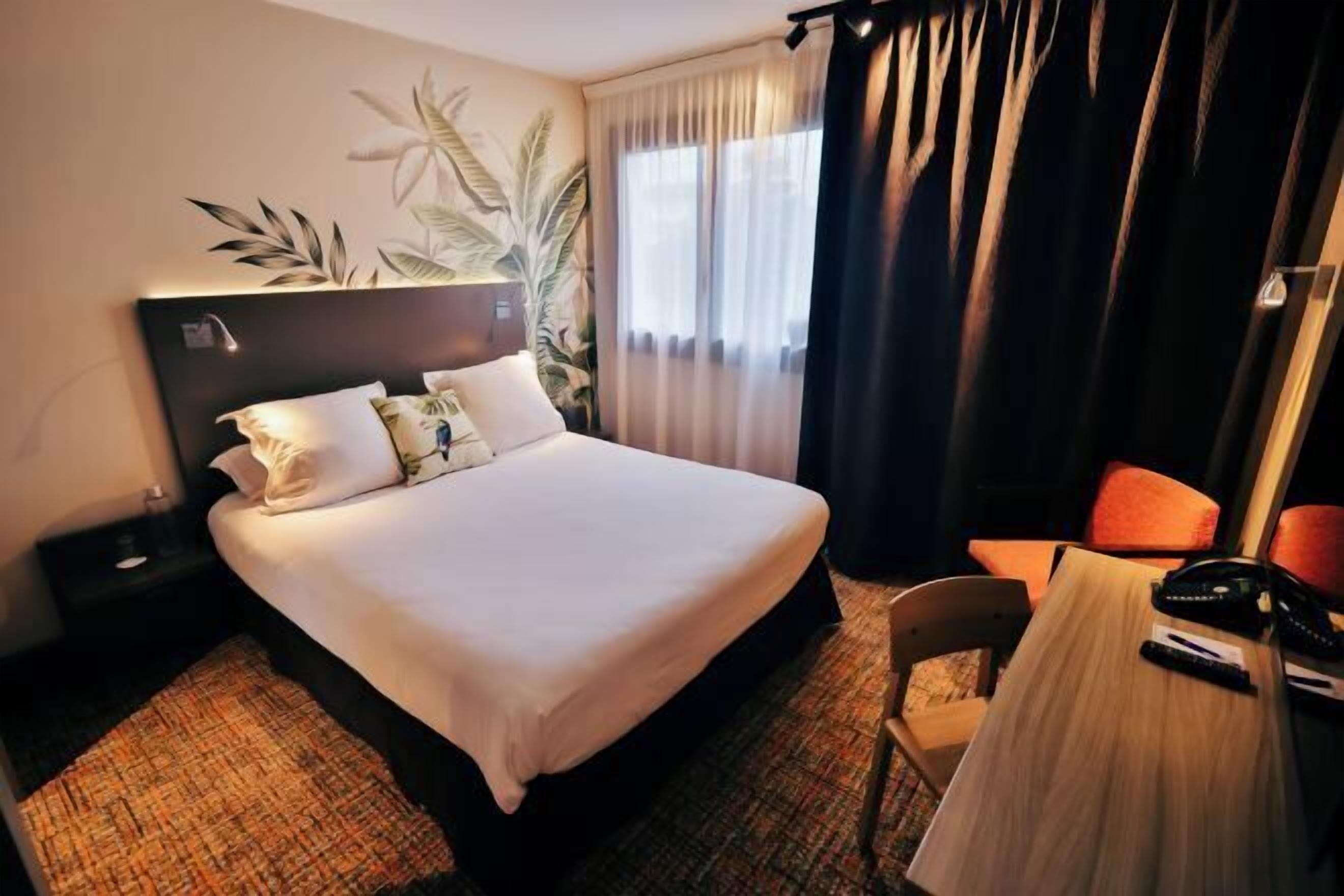 Ropa de cama de alta calidad y caja de seguridad en la habitación 