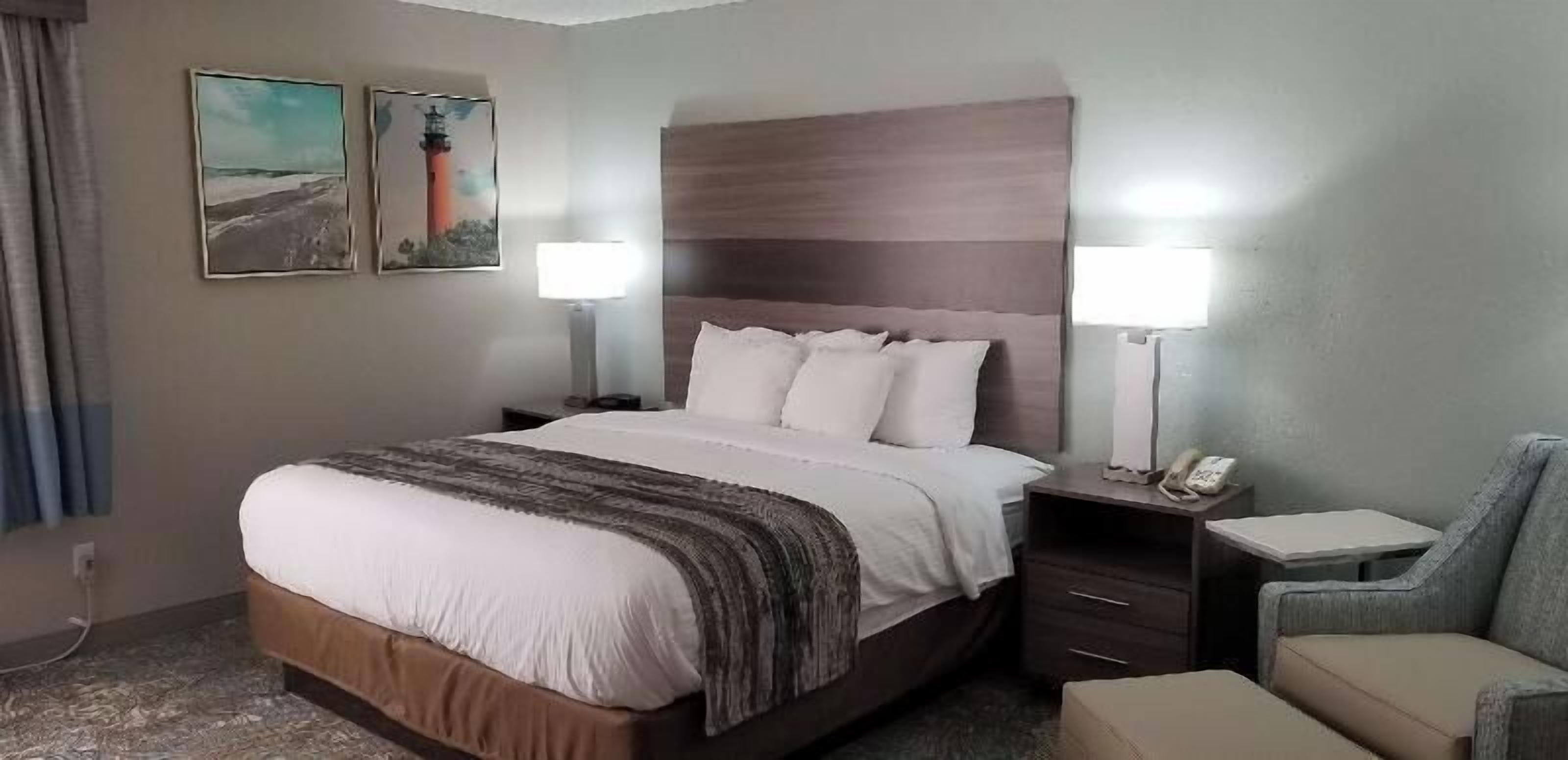 Bäddmadrasser, skrivbord, arbetsyta för laptop och mörkläggningsgardiner