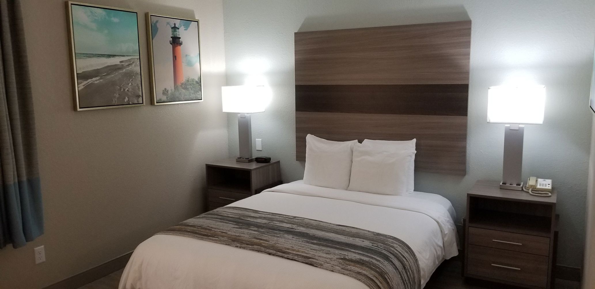 Bäddmadrasser, skrivbord, arbetsyta för laptop och mörkläggningsgardiner