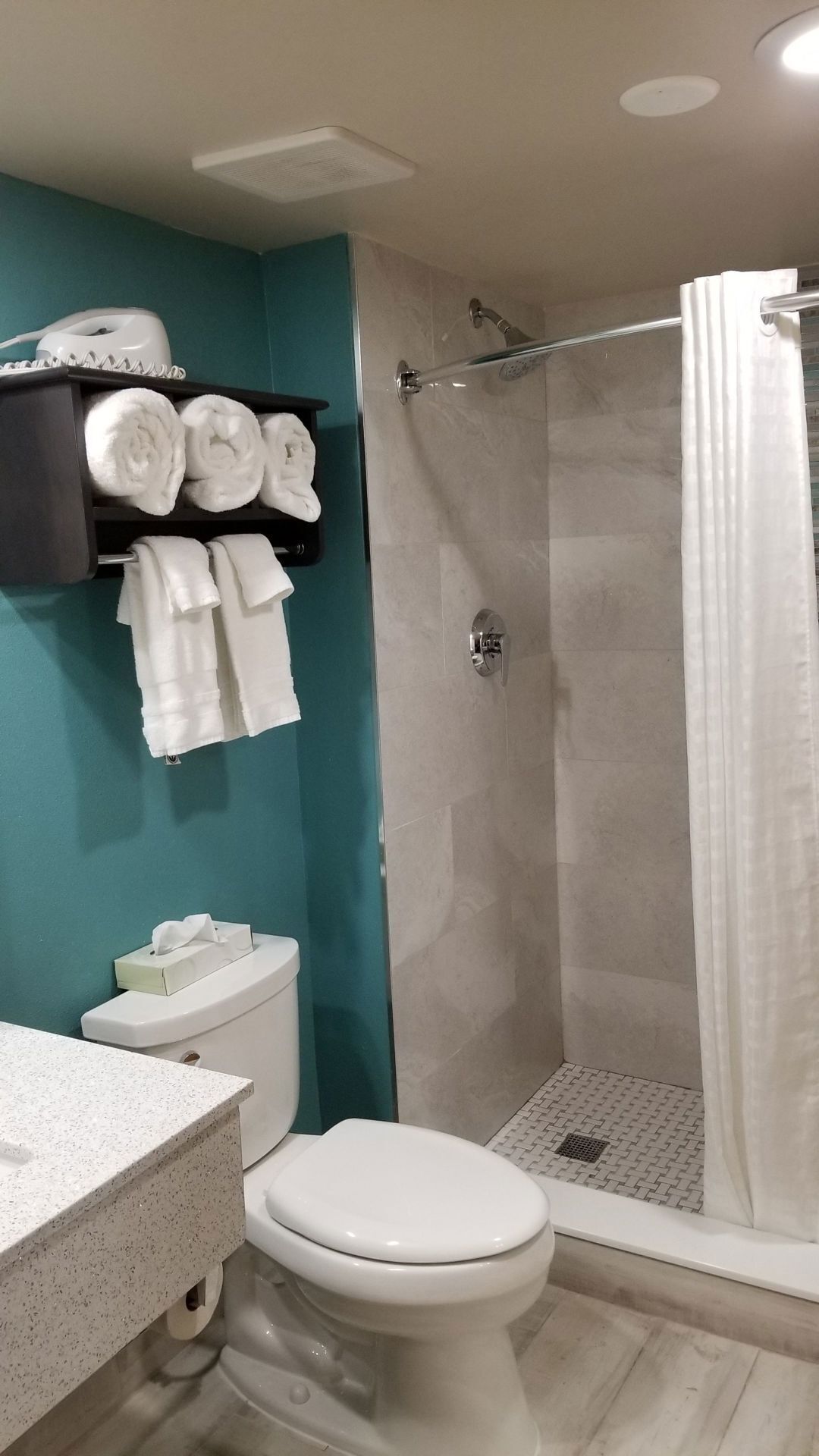 Badrum | Dusch, gratis toalettartiklar, hårtork och handdukar