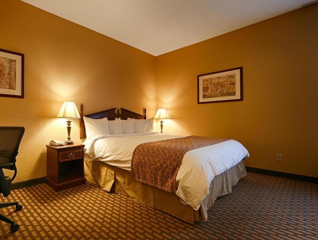 Bäddmadrasser, skrivbord, arbetsyta för laptop och mörkläggningsgardiner