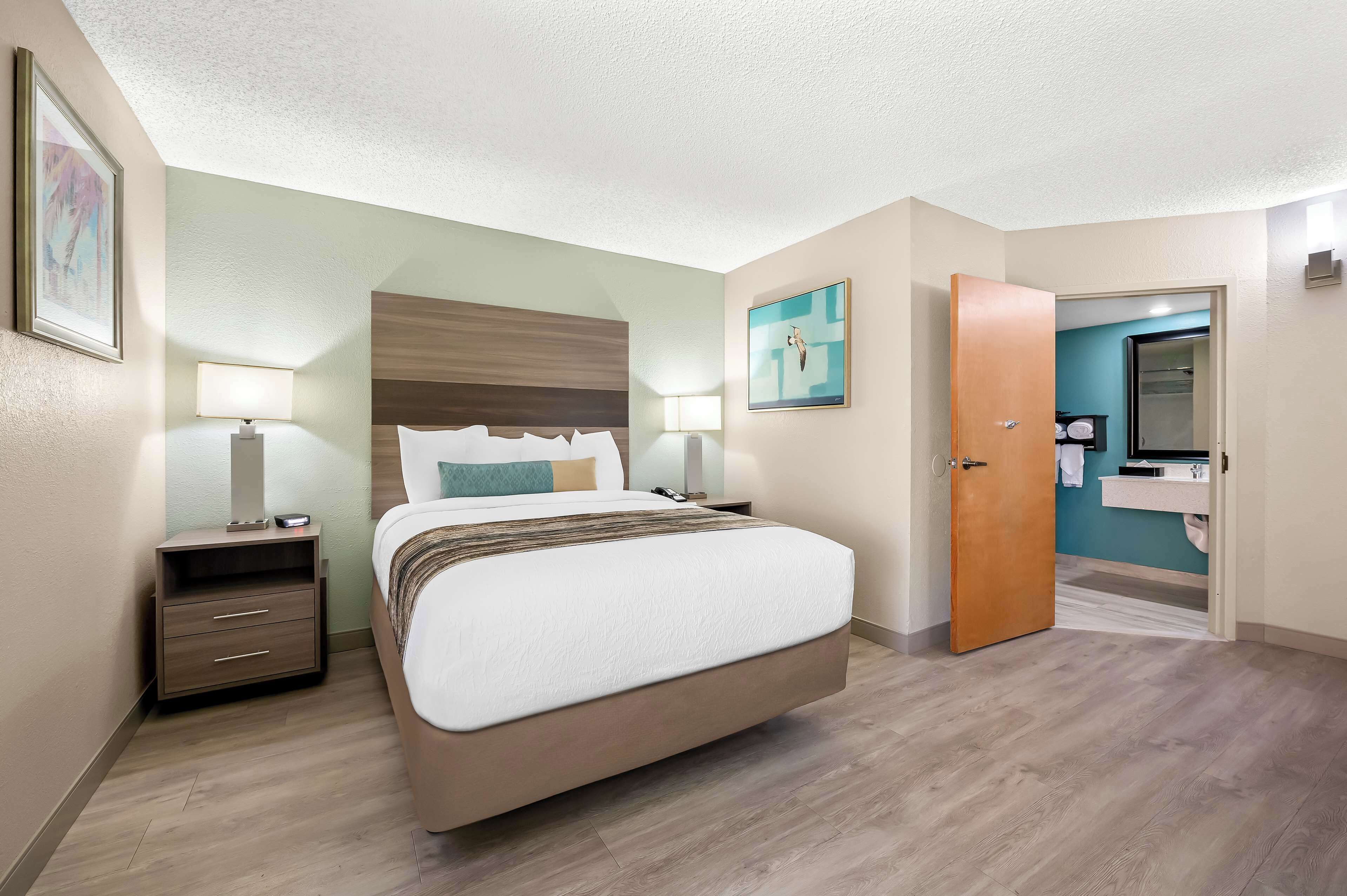 standard room, 1 queen bed, accessible, non smoking | pillow-top beds, desk, laptop workspace, blackout curtains