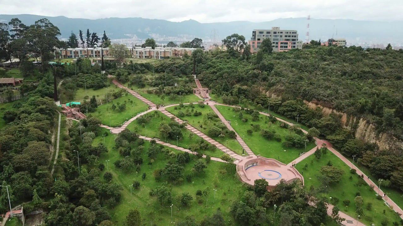 Vue aérienne d’un campus doté d’espaces verts, de sentiers et d’une zone centrale circulaire.