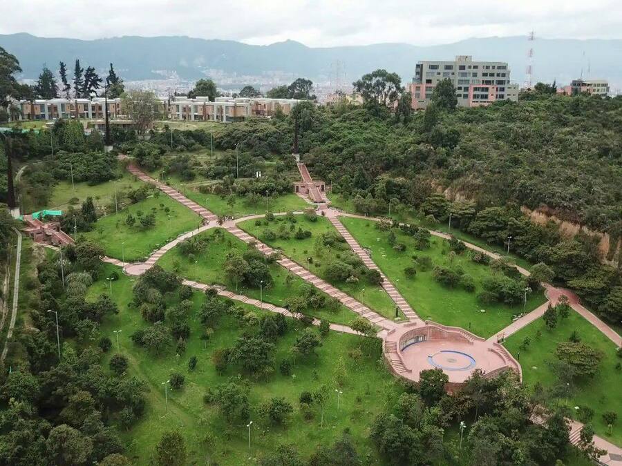 Vue aérienne d’un campus doté d’espaces verts, de sentiers et d’une zone centrale circulaire.