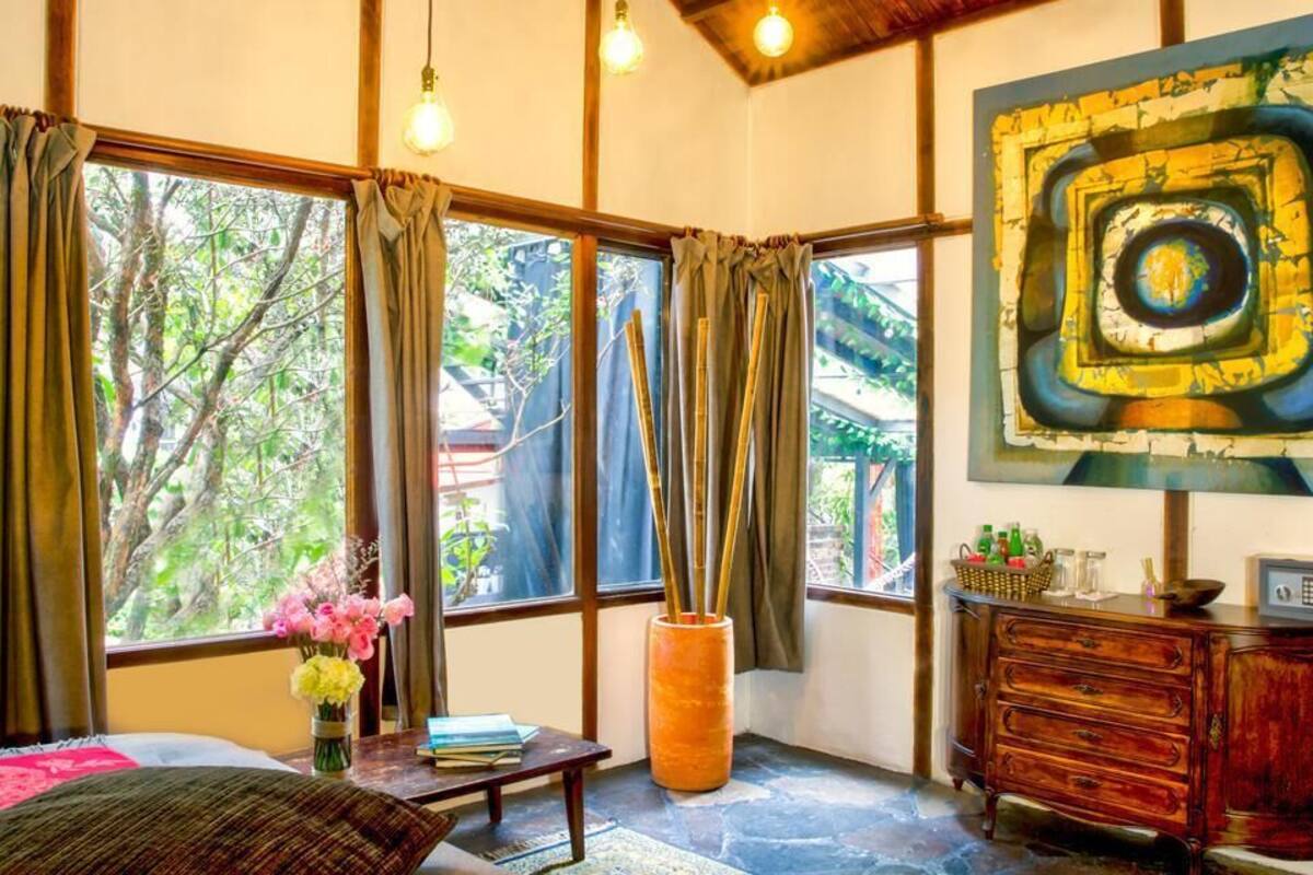 1 bedroom, Egyptian cotton sheets, premium bedding, down comforters