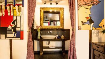 Deluxe Room | Bathroom | Shower, rainfall showerhead, free toiletries, hair dryer