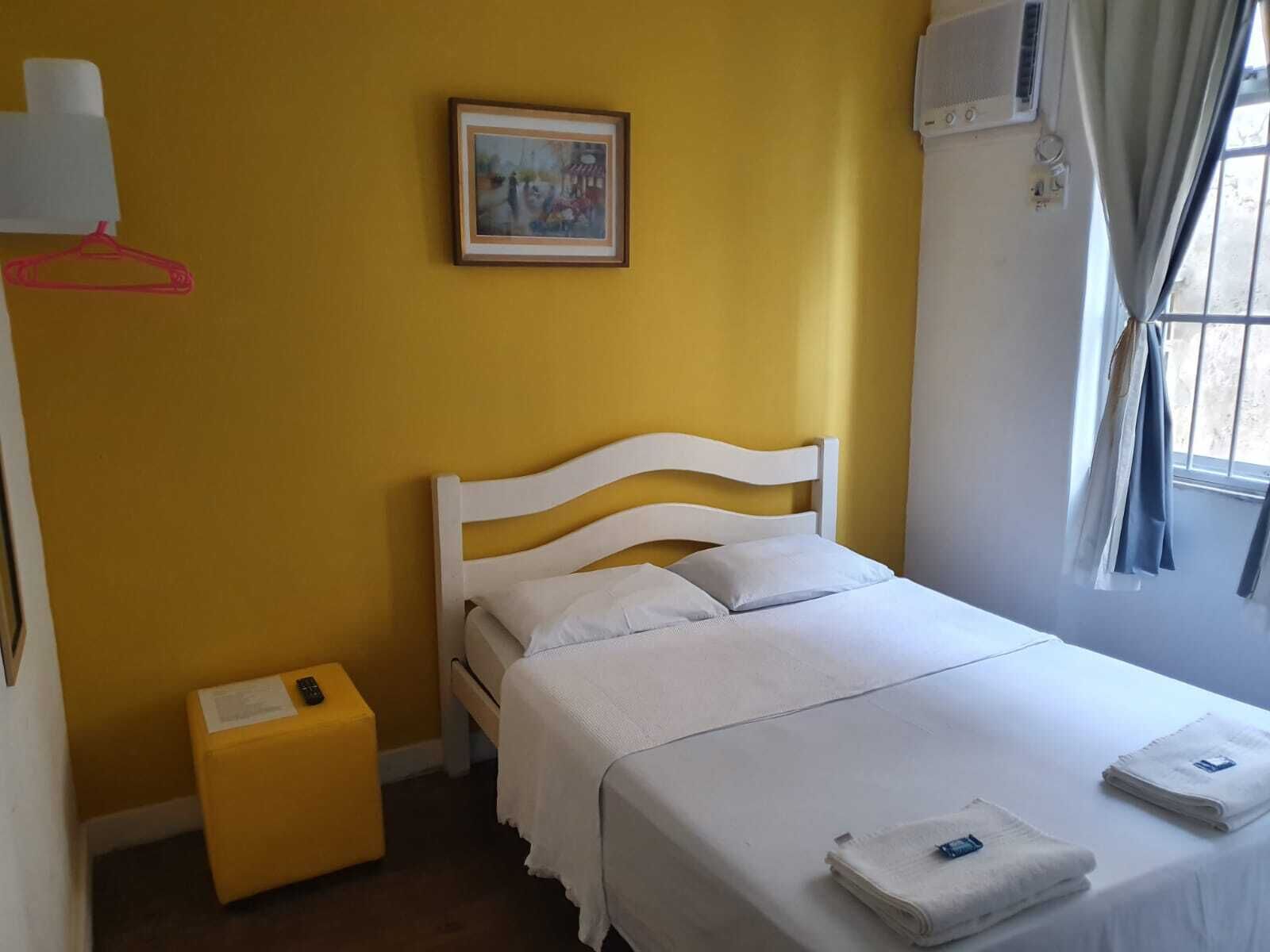 Quarto básico para um adulto e até uma criança | Minibar