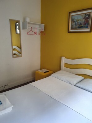 Minibar, bed sheets - Pousada Marcos (Salvador)