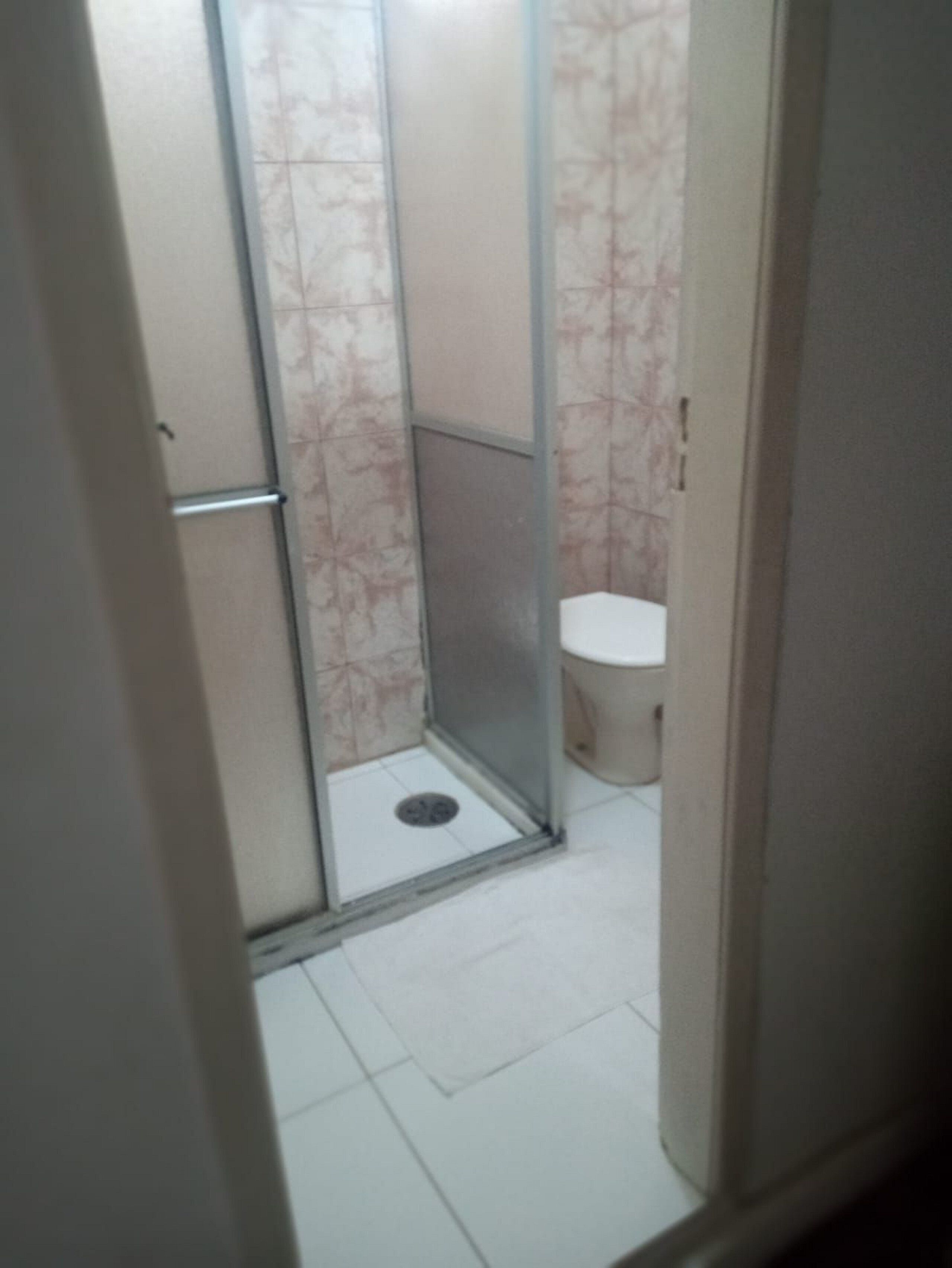 Appartamento | Bagno | Doccia, asciugamani, sapone, carta igienica