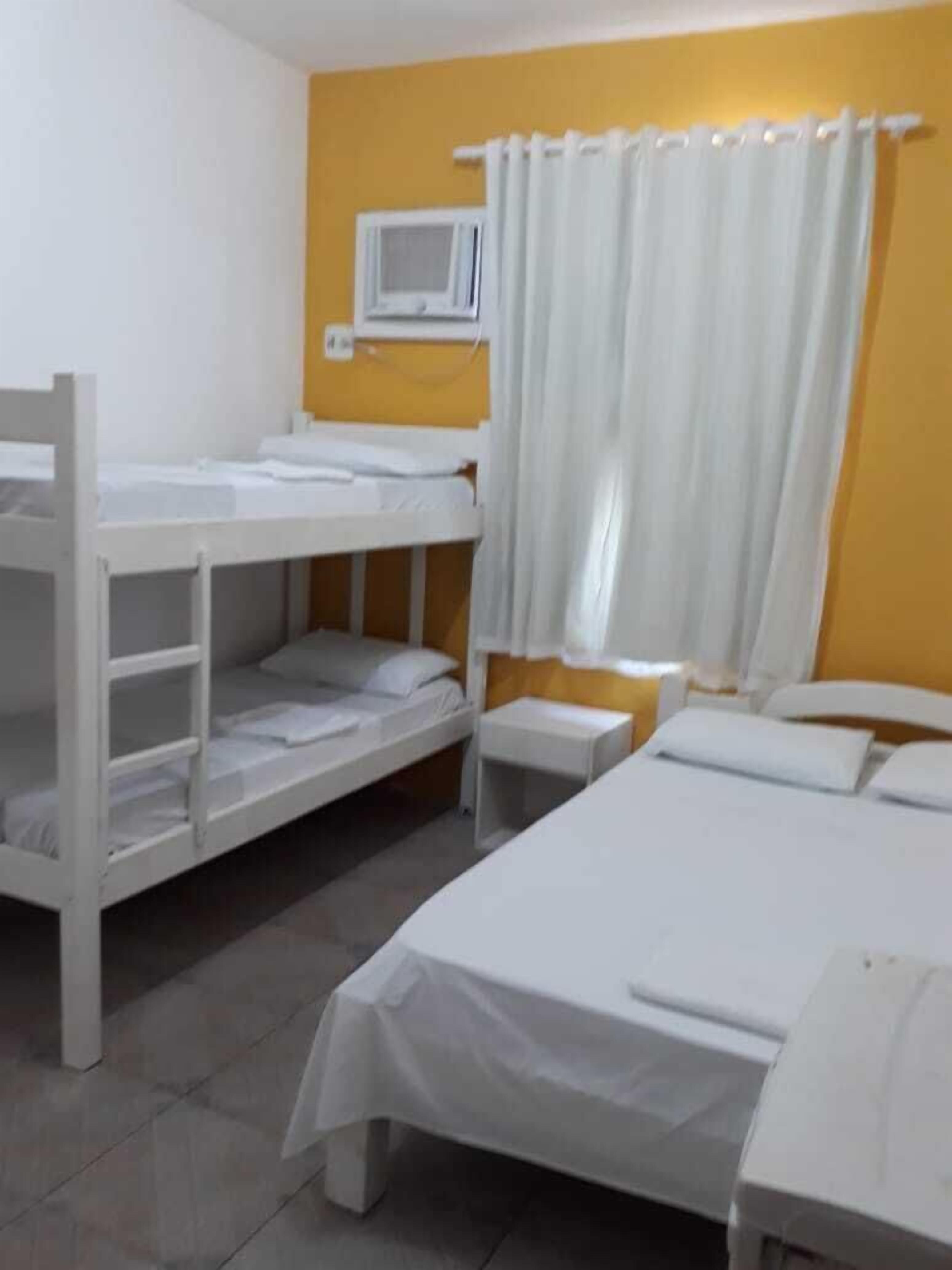 Quarto básico para 3 adultos e até uma criança | Minibar