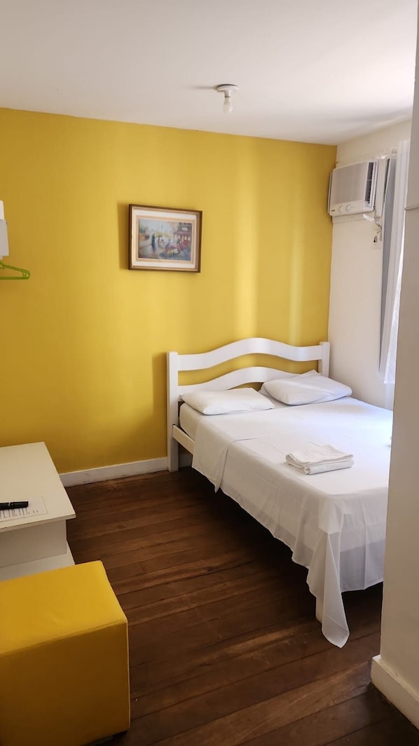 Minibar, bed sheets - Pousada Marcos (Salvador)