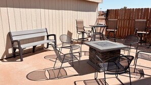 BBQ/picnic Area - Whispering Sands Motel (Hanksville)
