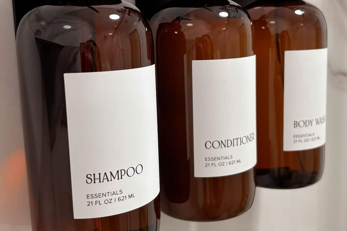Ensemble douche/baignoire, articles de toilette gratuits, sĂšche-cheveux