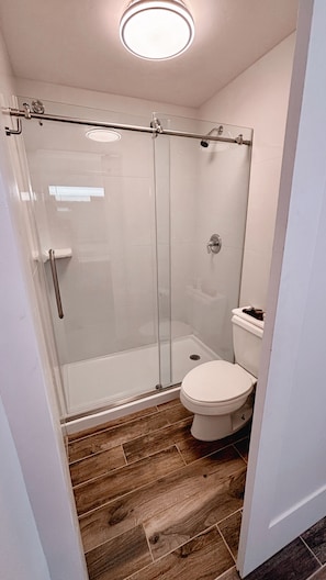 Chambre Classique, 2 grands lits | Salle de bain | Ensemble douche/baignoire, articles de toilette gratuits, sĂšche-cheveux