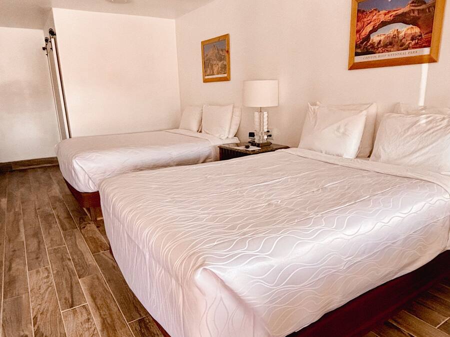 Habitación clásica, 2 camas Queen size | Decoración personalizada, muebles diferentes y cortinas blackout