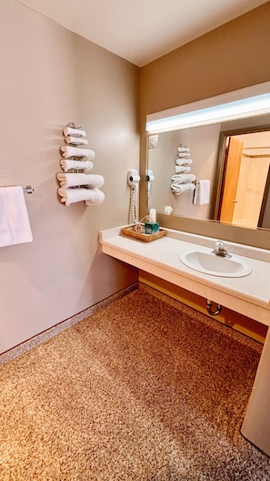 Chambre Classique, 2 grands lits | Salle de bain | Ensemble douche/baignoire, articles de toilette gratuits, sĂšche-cheveux