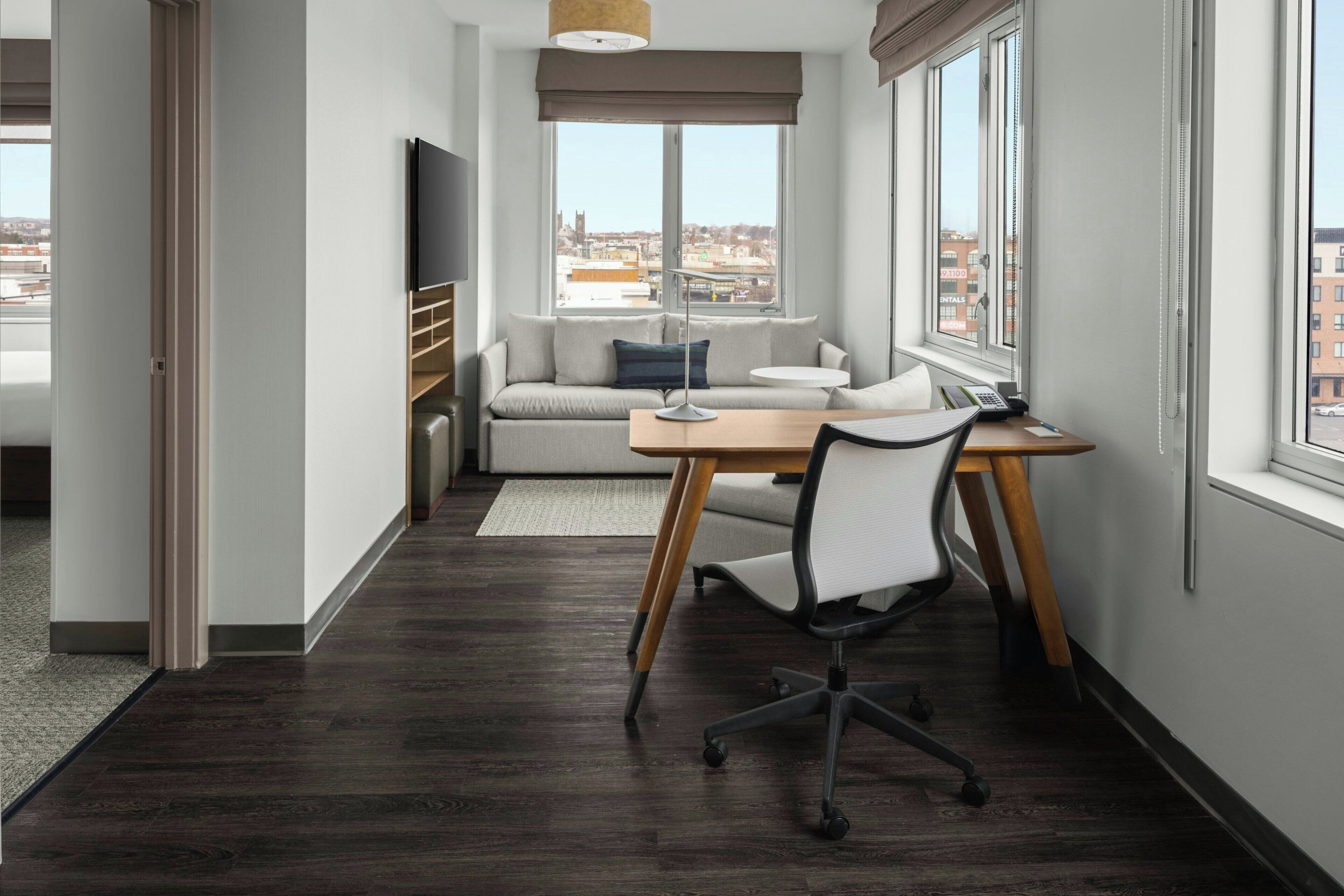 تلفزيون إل سي دي، برامج وأفلام نتفليكس، وحدة شحن آي بود