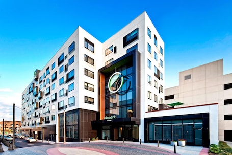 Bahagian luar. Element by Marriott Harrison - Newark