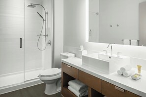 Shower, free toiletries, hair dryer, towels - Element by Marriott Harrison - Newark (Harrison)