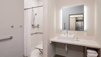 Combined shower/bathtub, free toiletries, hair dryer, towels