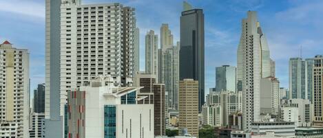 Un paisaje urbano con edificios altos, incluyendo una torre destacada con la inscripción 'TOWERBANK'.