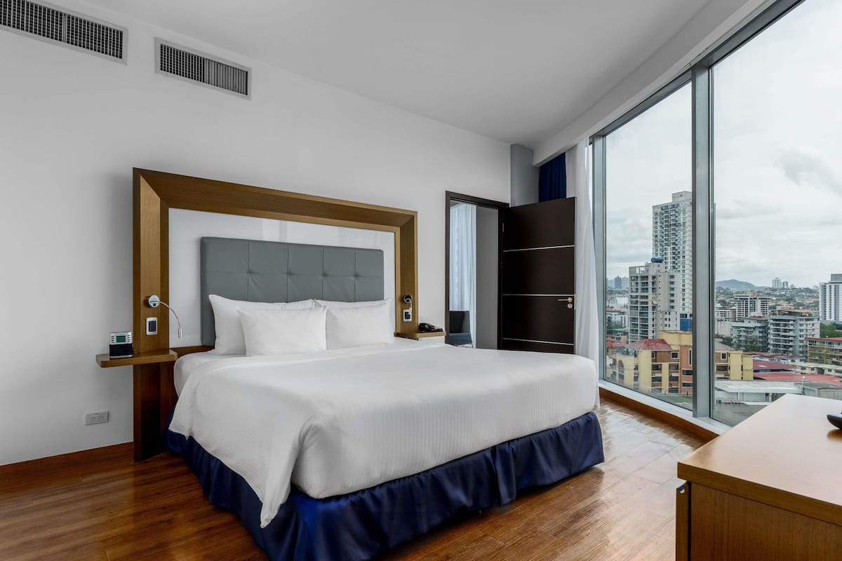 Superior suite, 1 kingsize bed | 1 slaapkamer, luxe beddengoed, pillowtop-bedden, een kluis op de kamer