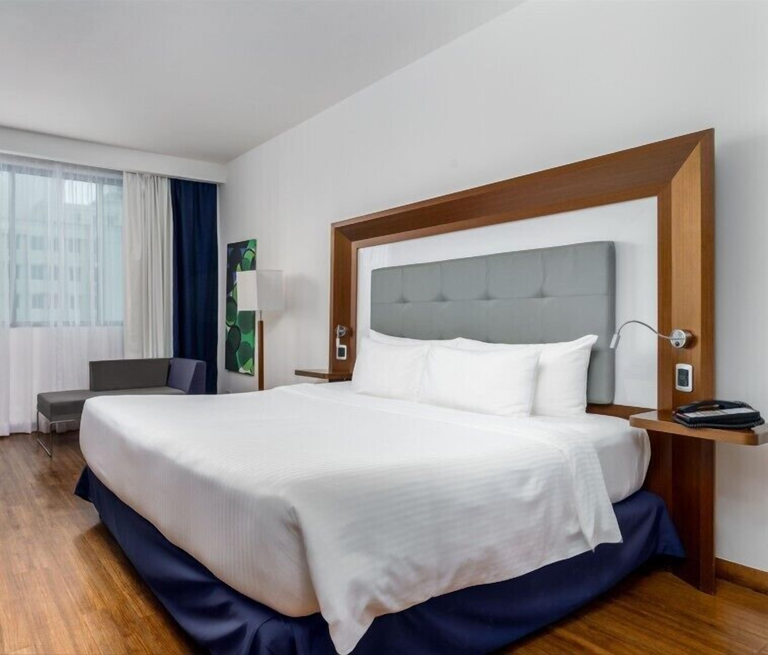 家庭房, 1 张特大床和 1 张沙发床 | 1 多间卧室、高档床上用品、加厚床垫、客房内保险箱