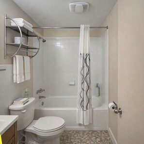 Standard Room, 1 King Bed | Bathroom | Combined shower/bathtub, free toiletries, towels - Lake Powell Canyon Inn (Page)