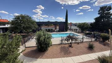Una piscina al aire libre de temporada, sillones reclinables de piscina