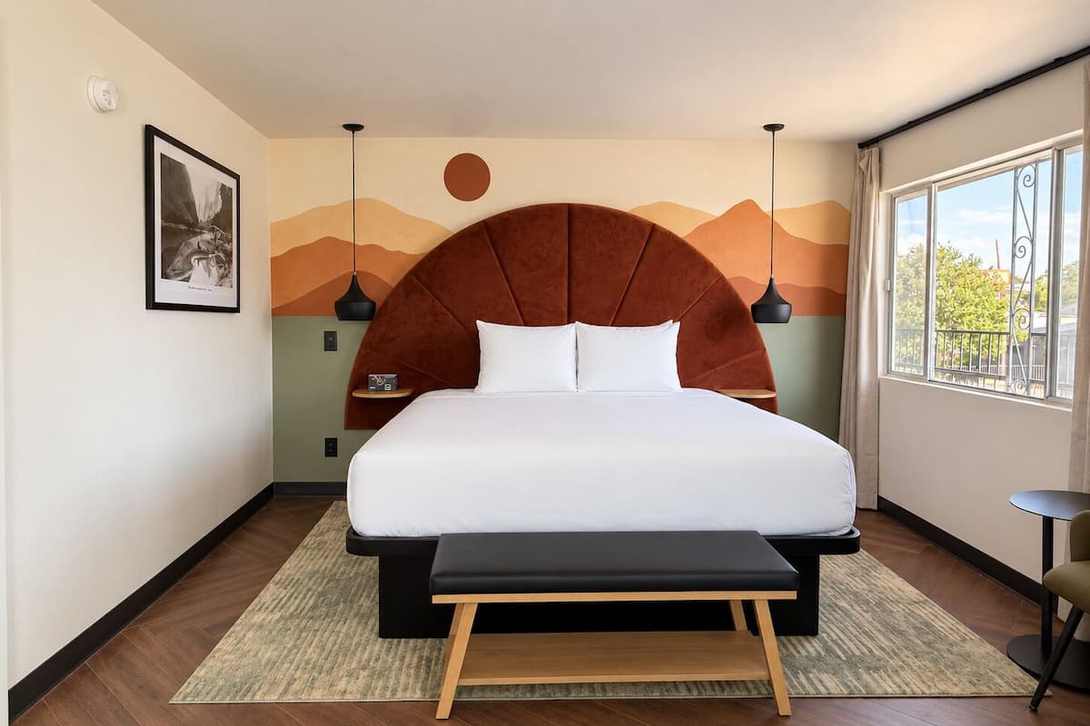 Suite, vista a la montaña | Espacio para trabajar con laptop, wifi gratis y ropa de cama
