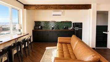 Suite, Mountain View | Private kitchenette
