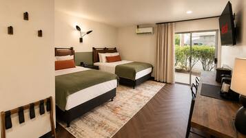 Superior Room, 2 Queen Beds | Bäddmadrasser, arbetsyta för laptop, gratis wi-fi och sängkläder