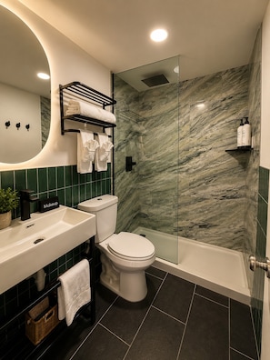 Combined shower/tub, free toiletries, towels - The Wesley Hotel (Page)