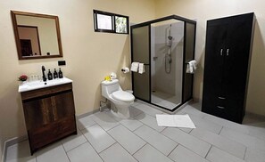 Deluxe | Badkamer | Een douche, milieuvriendelijke toiletartikelen, handdoeken