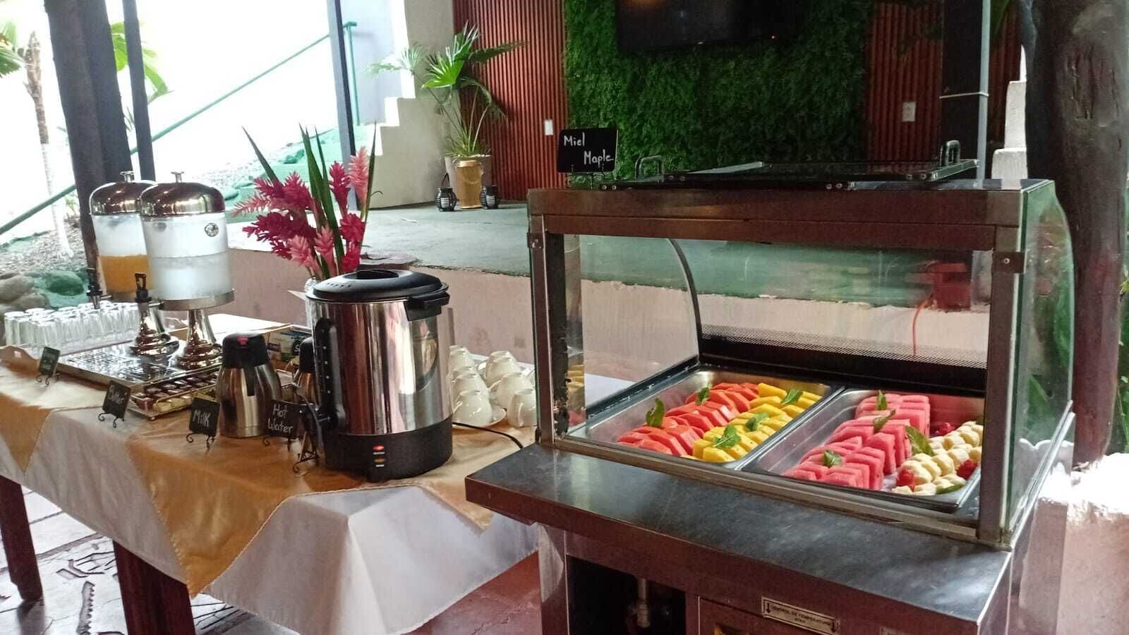 A buffet with a variety of food items, a coffee machine, and a sign indicating 'Miel Maple'.