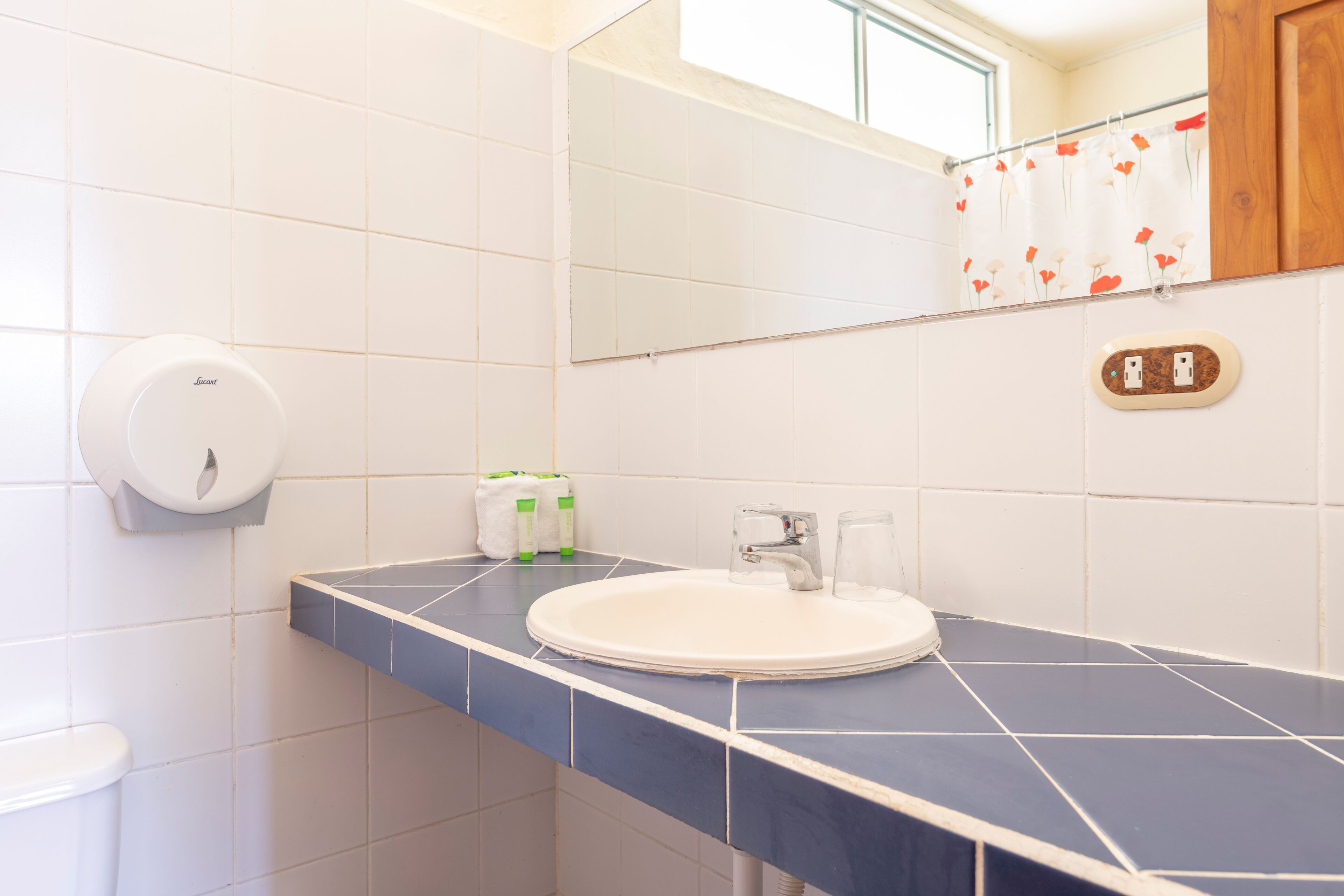 deluxe premium with partial ocean view | bathroom | shower, free toiletries, hair dryer, towels