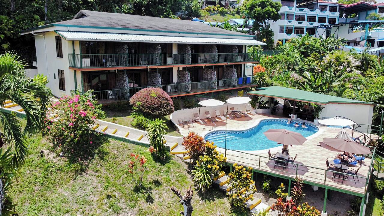 Un hôtel doté d’une piscine, d’un espace extérieur aménagé et d’un balcon à plusieurs niveaux.