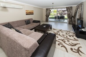 Villa, 2 soverom | Oppholdsområde | En 33-tommers LCD-TV med Parabol-TV samt TV