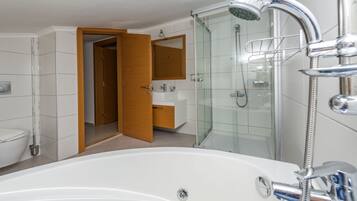Apartment, 3 Bedrooms | Jetted tub