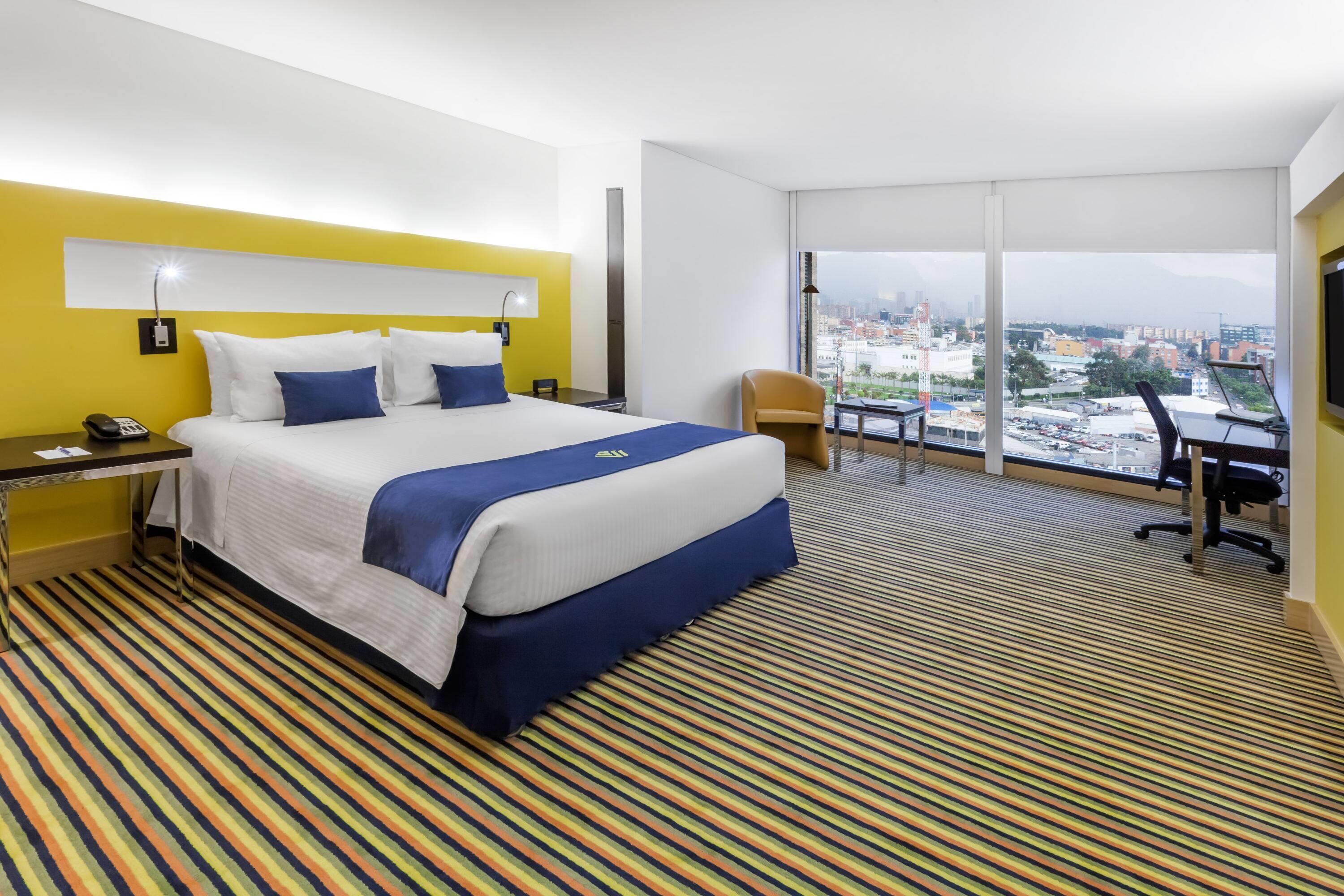 Deluxe Suite, 1 Queen Bed | Premium bedding, down duvets, in-room safe, desk