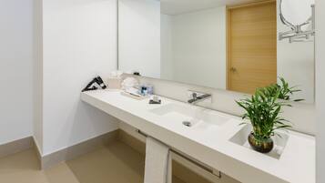 Regadera, amenidades de baño de diseñador, secadora de cabello, toallas